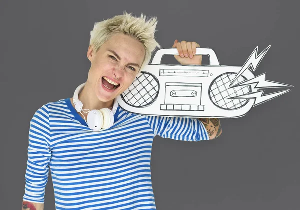 Kağıt boombox dövmeli kadın