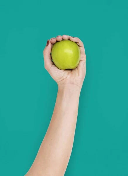 Рука тримає зелене яблуко — стокове фото