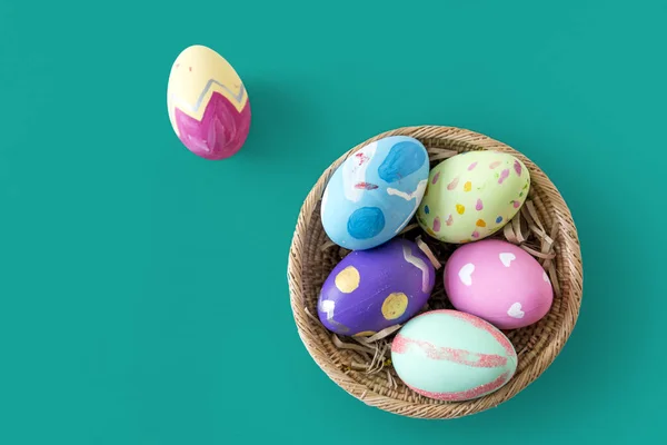 Великдень фарбовані яйця — стокове фото