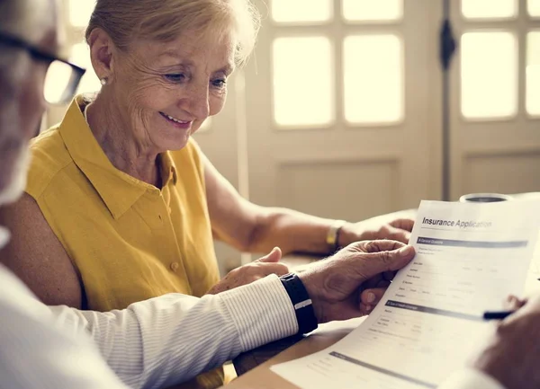 Senior paar lezen aanvraagformulier — Stockfoto