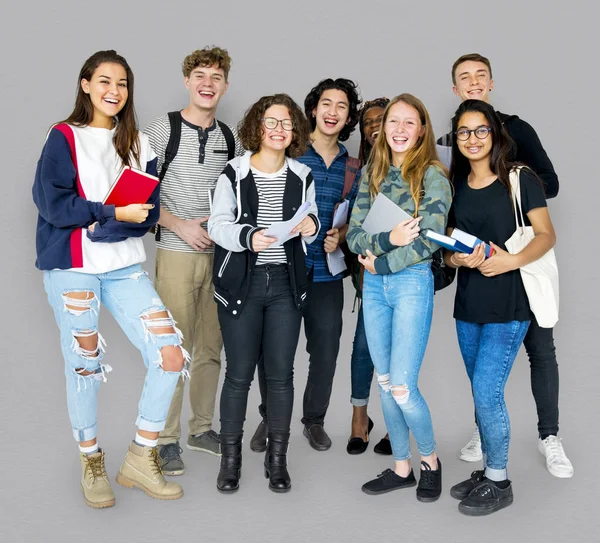 Leende studenter står i studion — Stockfoto