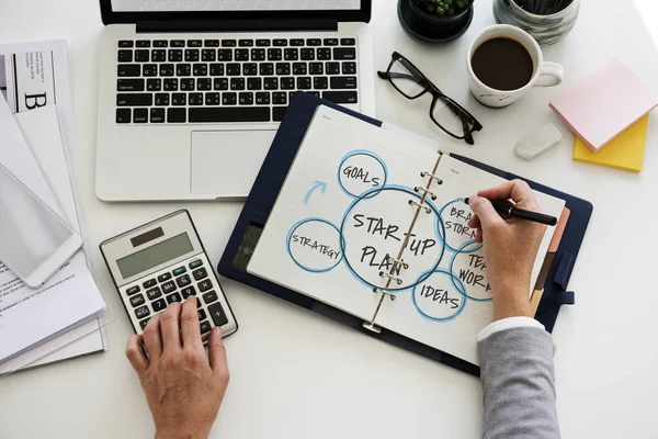 Persona escribiendo ideas en el diario — Foto de Stock