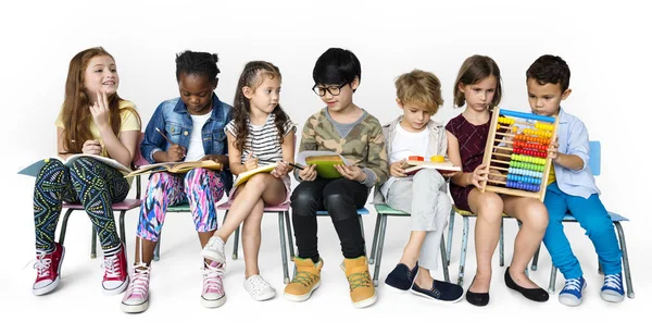 Crianças em idade escolar estudando juntas — Fotografia de Stock