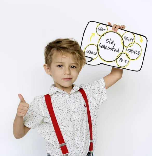 Kağıt konuşma balonu tutan çocuk — Stok fotoğraf