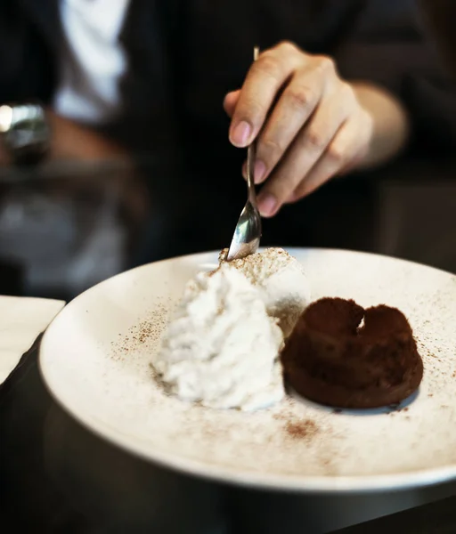 사람을 먹는 초콜릿 용암 케이크 — 스톡 사진