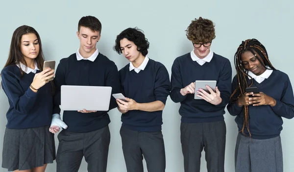 Studenten met behulp van elektronische apparaten — Stockfoto