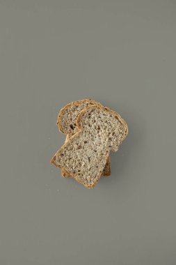 kahverengi ekmek dilimleri