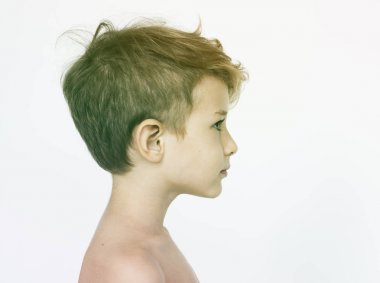 Stüdyoda çıplak göğüs çocukla 