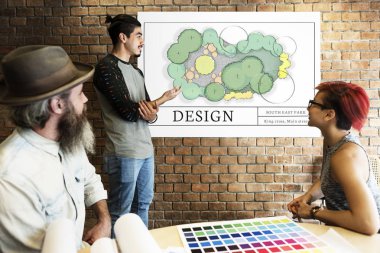 Yaratıcı ekibi tartışarak yeni proje