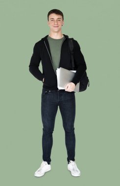 Dizüstü bilgisayar tutan adam