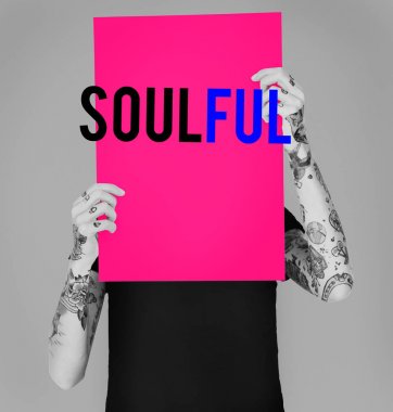 Dövmeli kişi holding afiş.