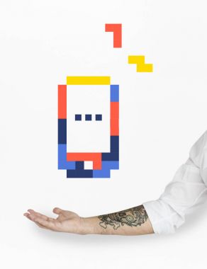 cep telefonu gösteren bir el