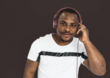 Gülümseyen Afrikalı Amerikalı adam