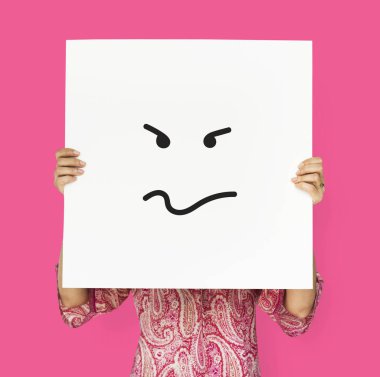 Beyaz afişini suratla kapsayan kişi 