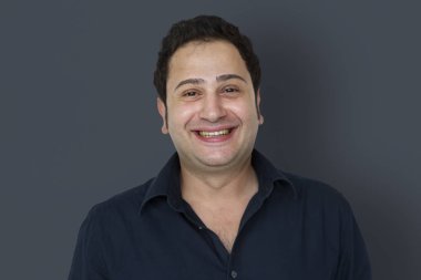 Olgun erkek gülümseyen