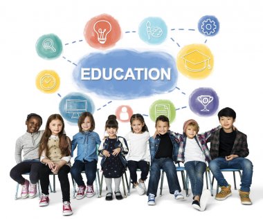 sandalye üzerinde oturan çocuk