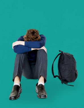 stresli öğrenci tek başına oturmak