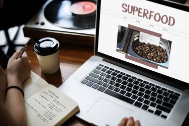 dizüstü bilgisayar ile çalışma alanı tablosu