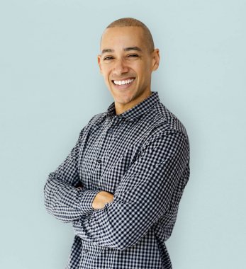 gülümseyen mutlu karışık yarış adam