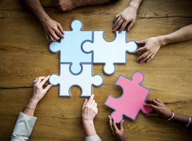 İnsanlar Holding Puzzle parçaları