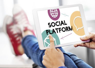 kişi holding dijital tablet