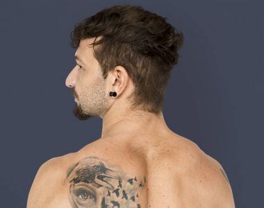 dövme olan beyaz adam