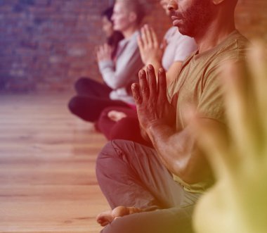 İnsanlar katta oturan ve meditasyon