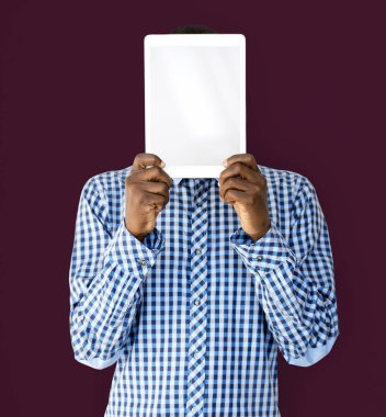 Afrika adam holding dijital tablet