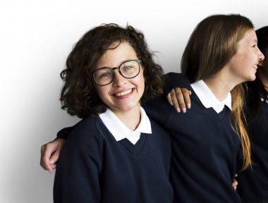 stüdyoda gülümseyen öğrenciler