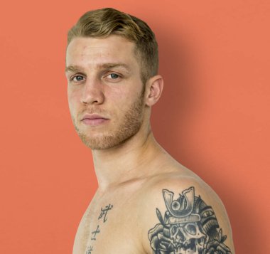 Gömleksiz dövmeli adam