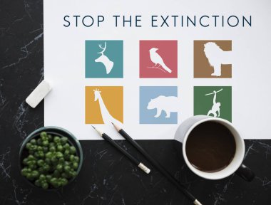 afiş ve kalem masada