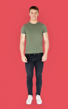  Gündelik giysiler içindeki genç adam.