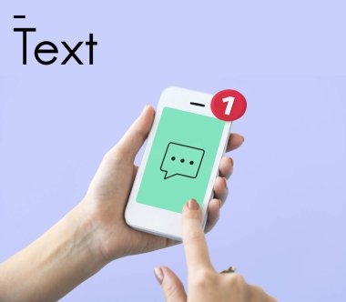 Akıllı telefon tutan kadın