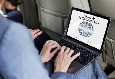 Arabaya dizüstü kullanarak işadamı