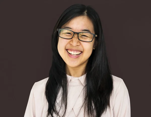 Азіатська дівчина в окулярах сміється — стокове фото