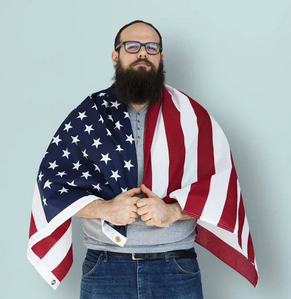 Чоловік тримає американський прапор — стокове фото