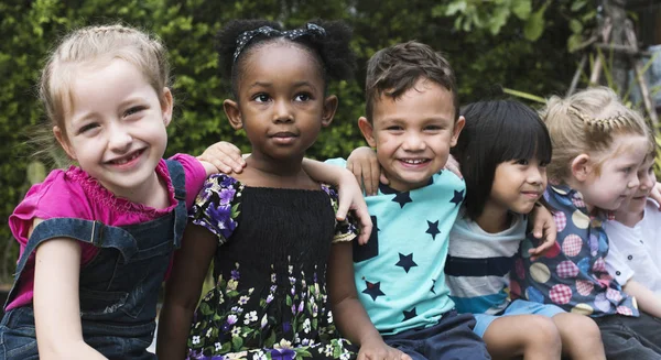 Kinder sitzen auf der Bank — Stockfoto