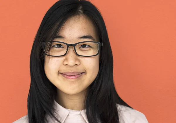 Усміхнена азіатська дівчина в окулярах — стокове фото
