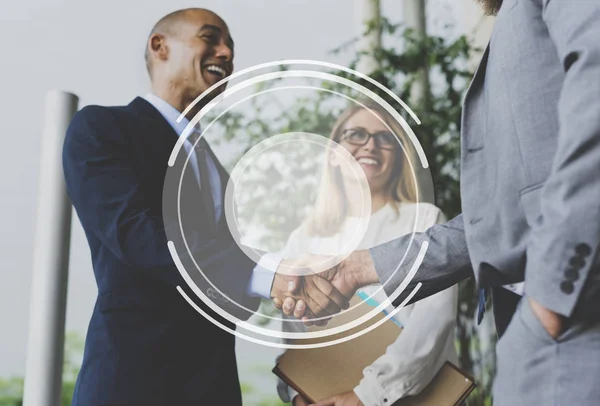 Personas estrechando la mano en la reunión de negocios — Foto de Stock