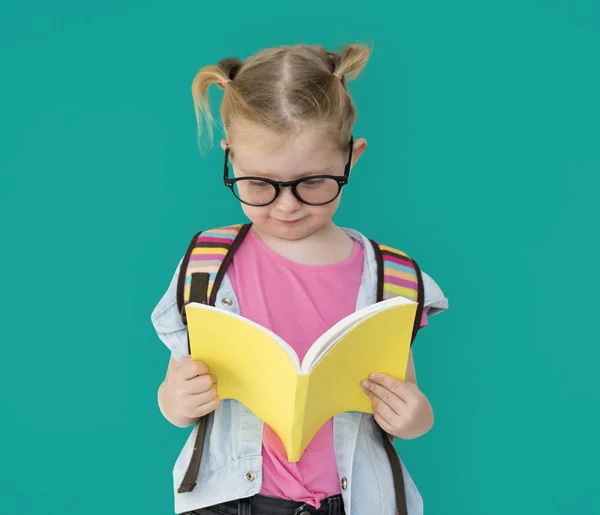 Flicka med skolan ryggsäck — Stockfoto