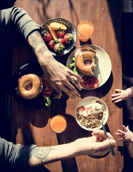 Família tomando café da manhã à mesa — Fotografia de Stock