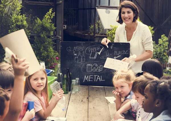 Estudiantes que aprenden ecología —  Fotos de Stock