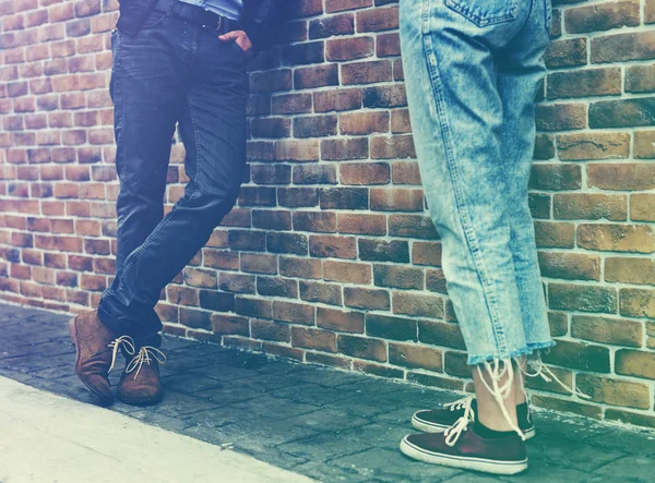 Couple debout dans la rue — Photo