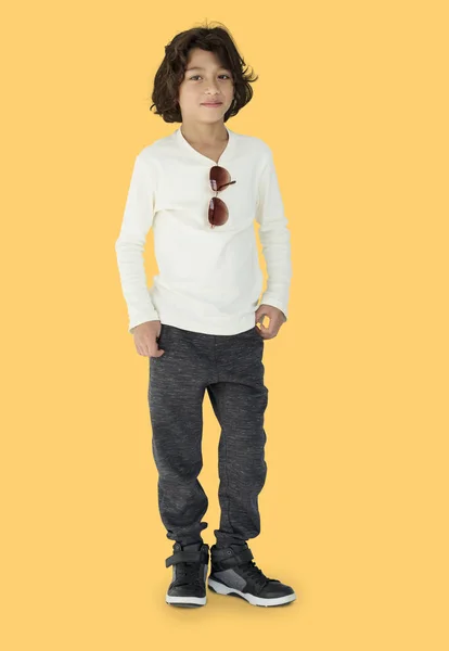 Стильный мальчик в повседневной одежде — стоковое фото