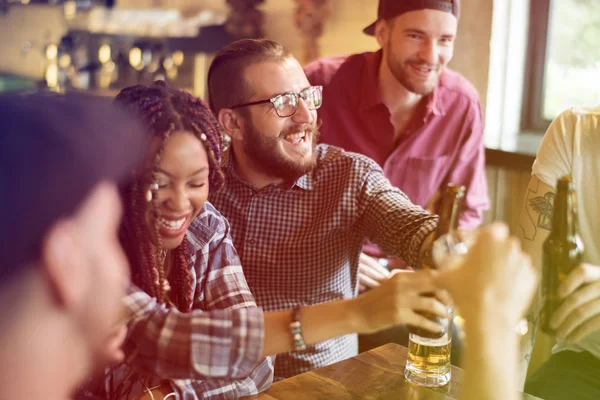 La gente celebra la fiesta con cerveza —  Fotos de Stock