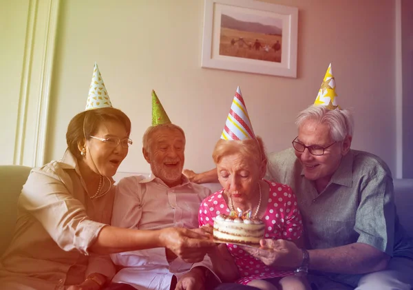 Anziani che festeggiano il compleanno — Foto Stock