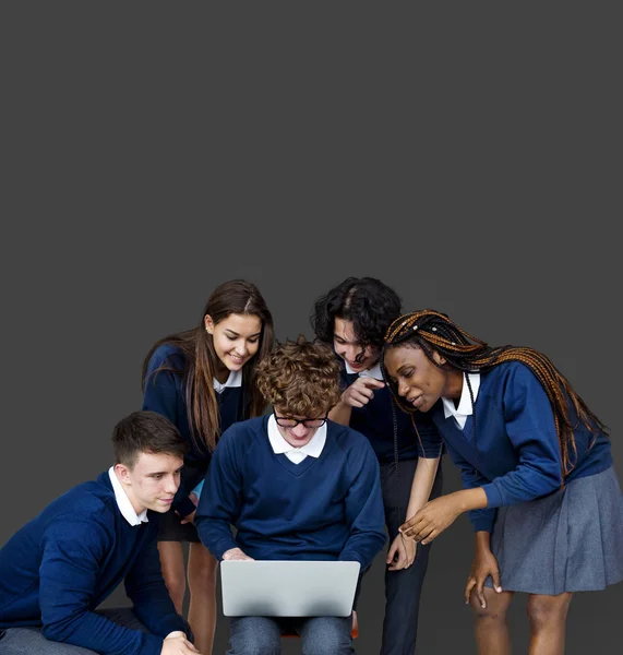 Estudantes usando laptop — Fotografia de Stock