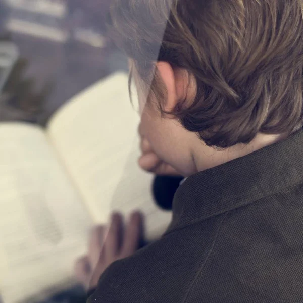 Student je čtení knihy — Stock fotografie