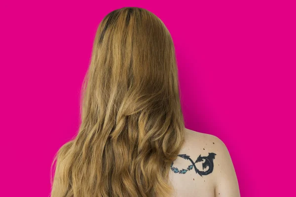 Mulher com tatuagem nas costas — Fotografia de Stock