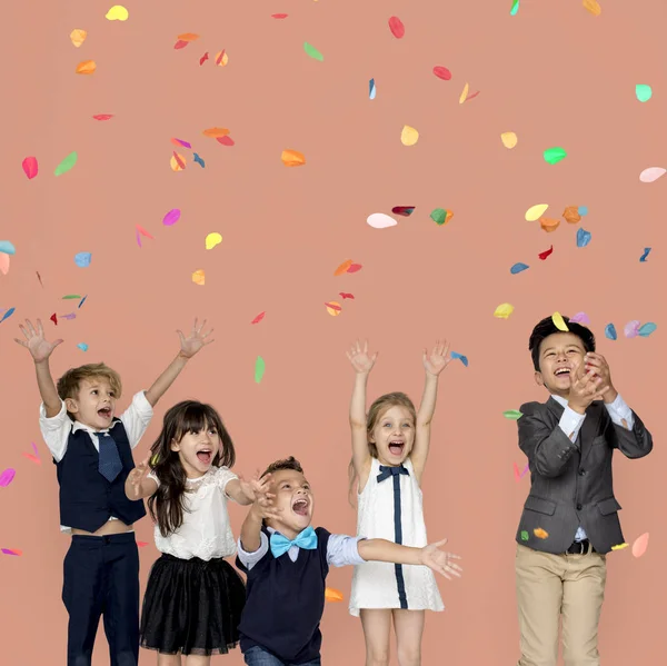 Kinderen vieren met confetti — Stockfoto